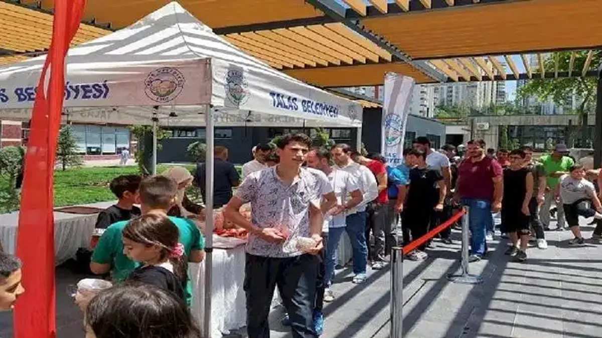 Kayseri Talas'tan aşure ikramı