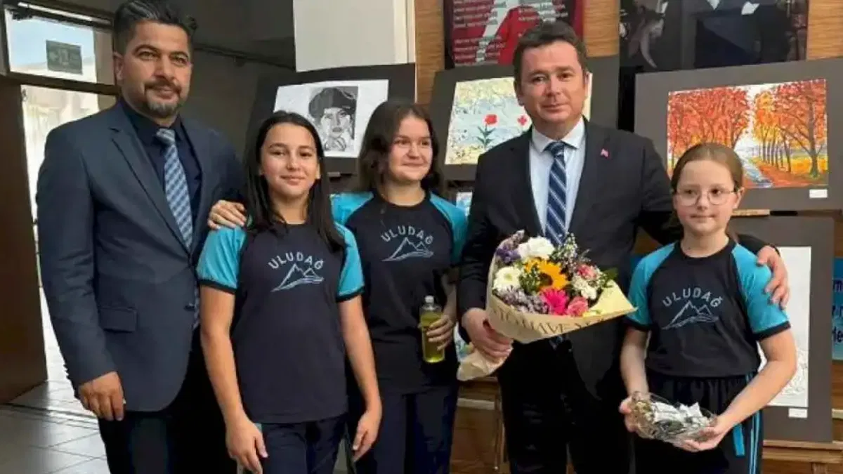 Başkan Aydın, öğrenciler ile birlikte okul boyadı