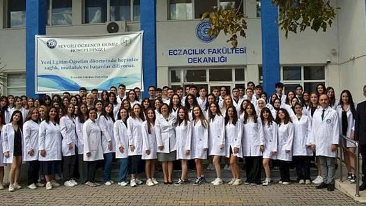 Egeli genç eczacıların beyaz önlük heyecanı