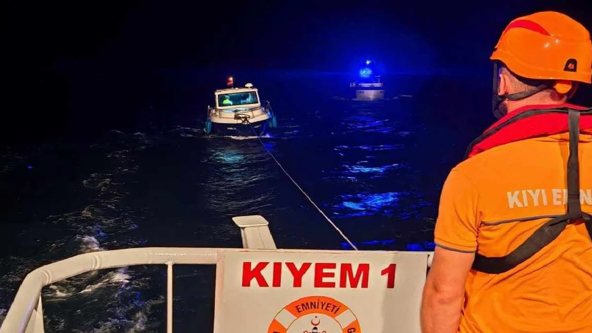 Kilitbahir açıklarında sürüklenen tekne kurtarıldı