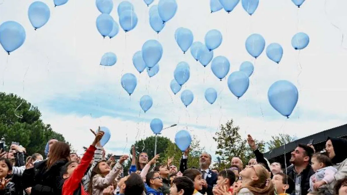 Mavi balonlar Bursa'dan gökyüzüne bırakıldı