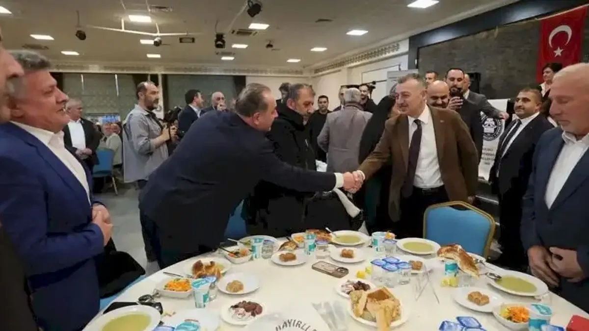 Başkan Büyükakın pazarcı esnafıyla birlikte oruç açtı