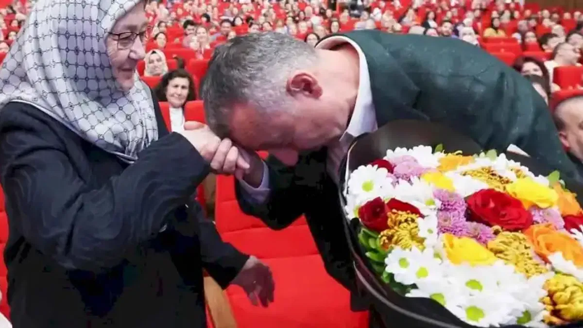 Kocaeli'de Başkan Büyükakın'dan annesine çiçekli kutlama