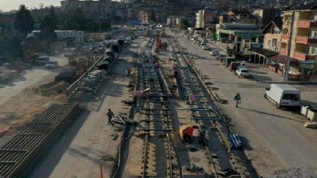 Kuruçeşme tramvayında sıra raylarda