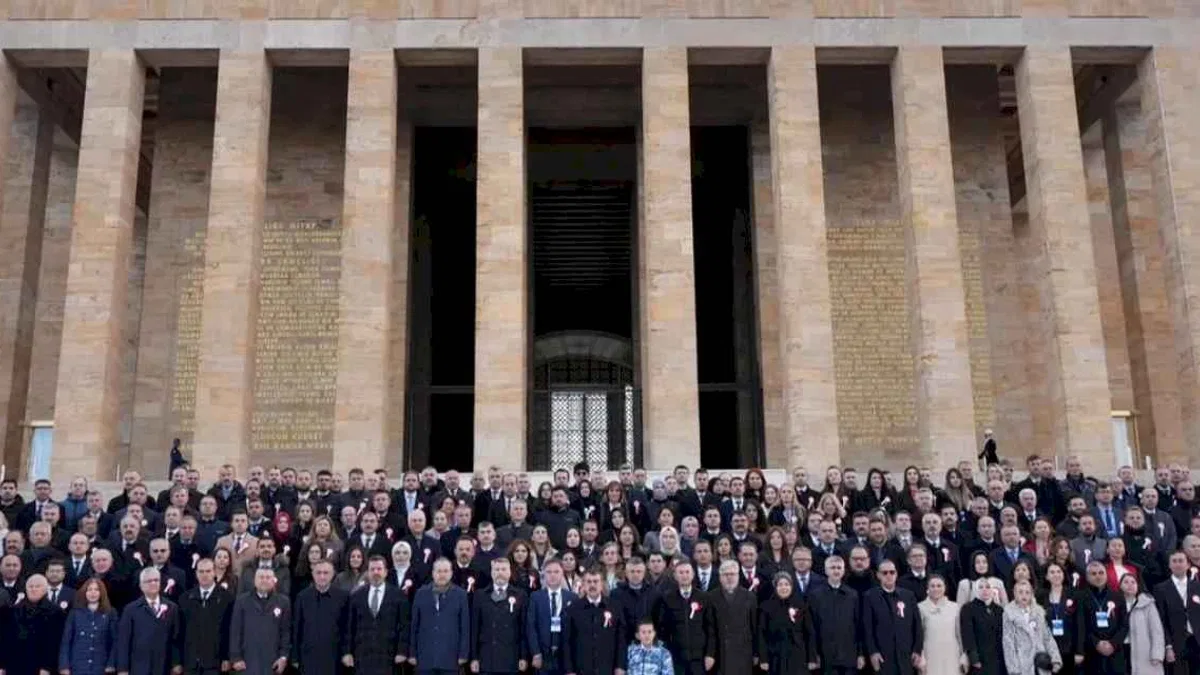 Bakan Tekin 81 ilin öğretmenleri ile Ata'nın huzurunda