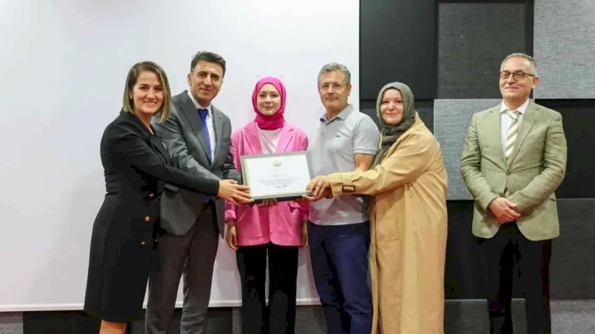 Vali Aygöl başarılı öğrencileri tebrik etti.