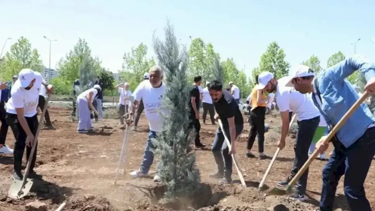 Diyarbakır'da engelliler fidan dikerek geleceğe nefes oldu
