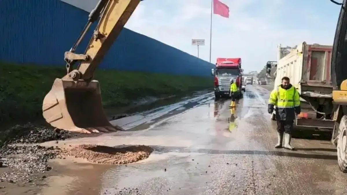 İzmir'de aşırı yağış sonrası kapanan yollar bir bir açılıyor