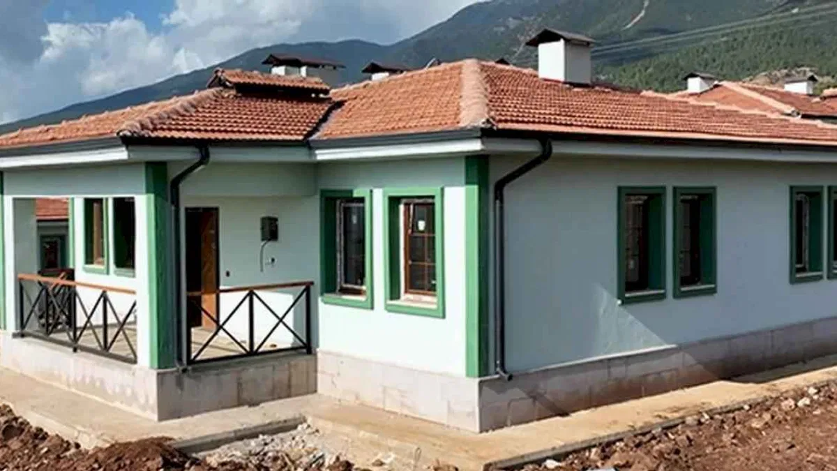 Depremzede köyler yeniden inşa ediliyor... Yıl sonuna kadar 30 bin köy evi teslim edilecek