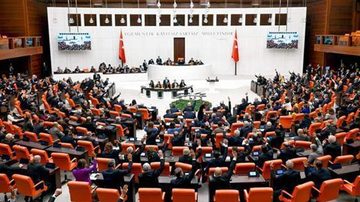 Sözleşmeli personelin kadroya geçirilmesine yönelik kanun teklifi Meclis'ten geçti