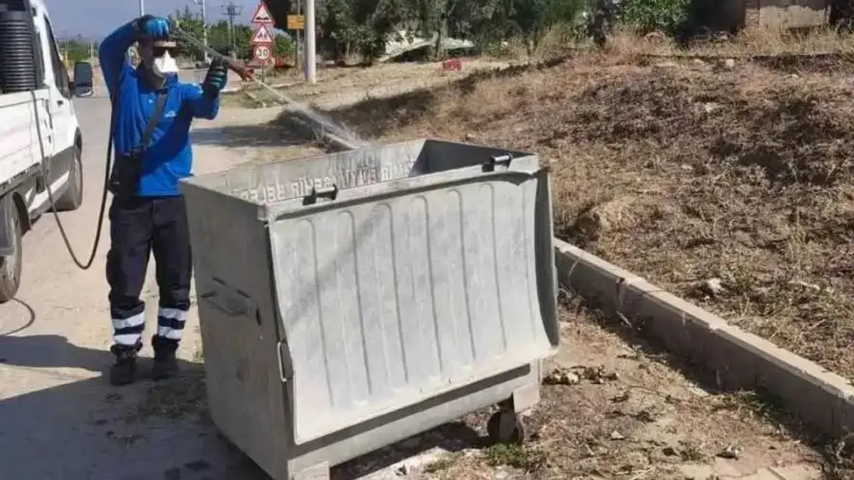 İzmir Büyükşehir'in ilaçlama ekibi 30 ilçede iş başında
