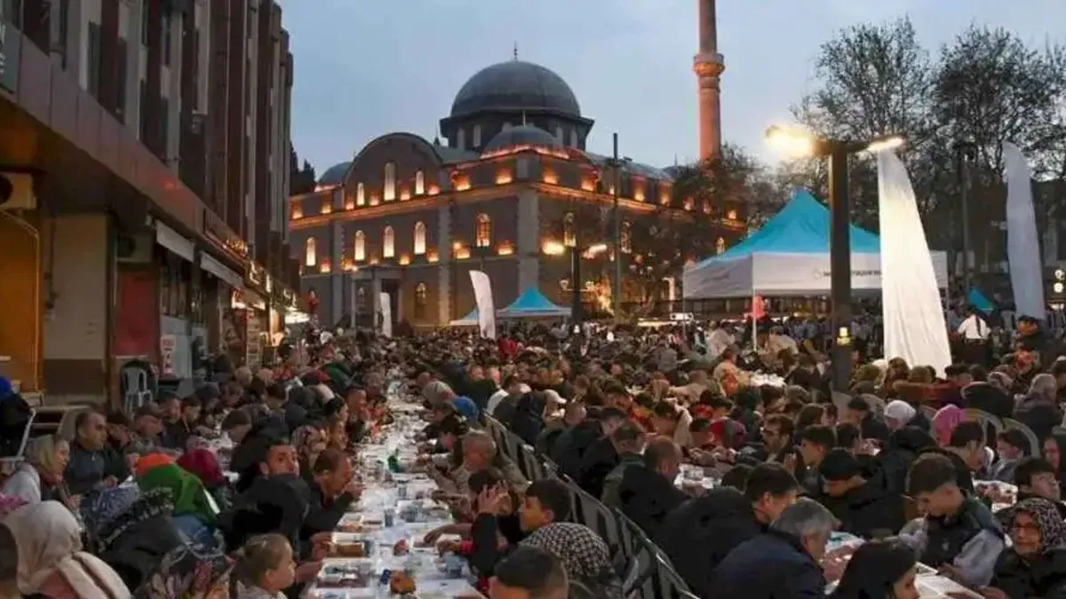 Balıkesir’in kalbinde 20 bin kişilik dev iftar