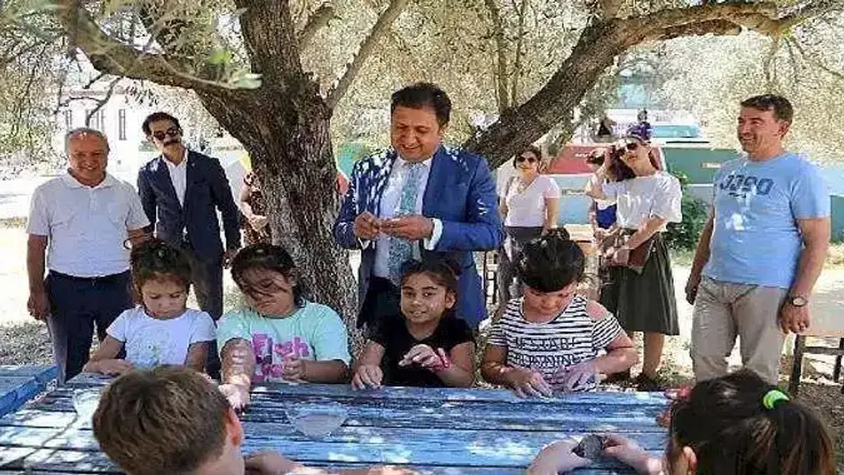 İzmir İl Milli Eğitim Müdürü Doç. Dr. Murat Mücahit Yentür, Uzunkuyu Köy Yaşam Merkezinde Yaz Atölyelerini Ziyaret Etti