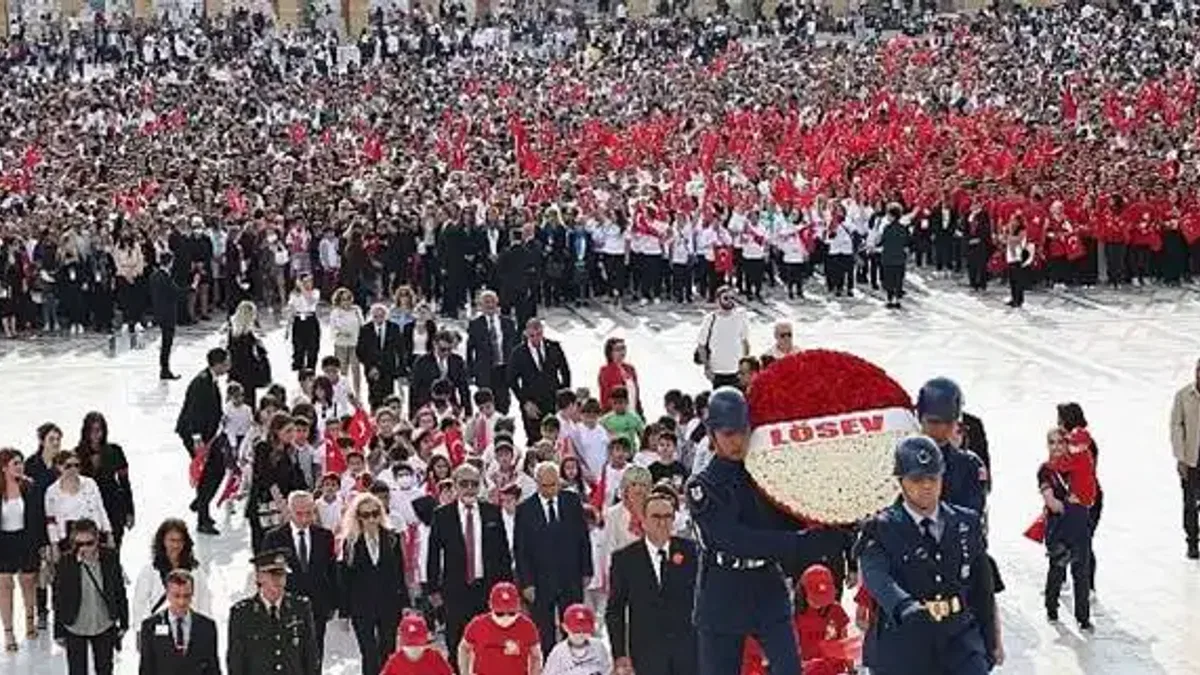 LÖSEV, her yıl olduğu gibi bu yıl da on binlerle birlikte Atamızın huzurunda, ANITKABİR'de.