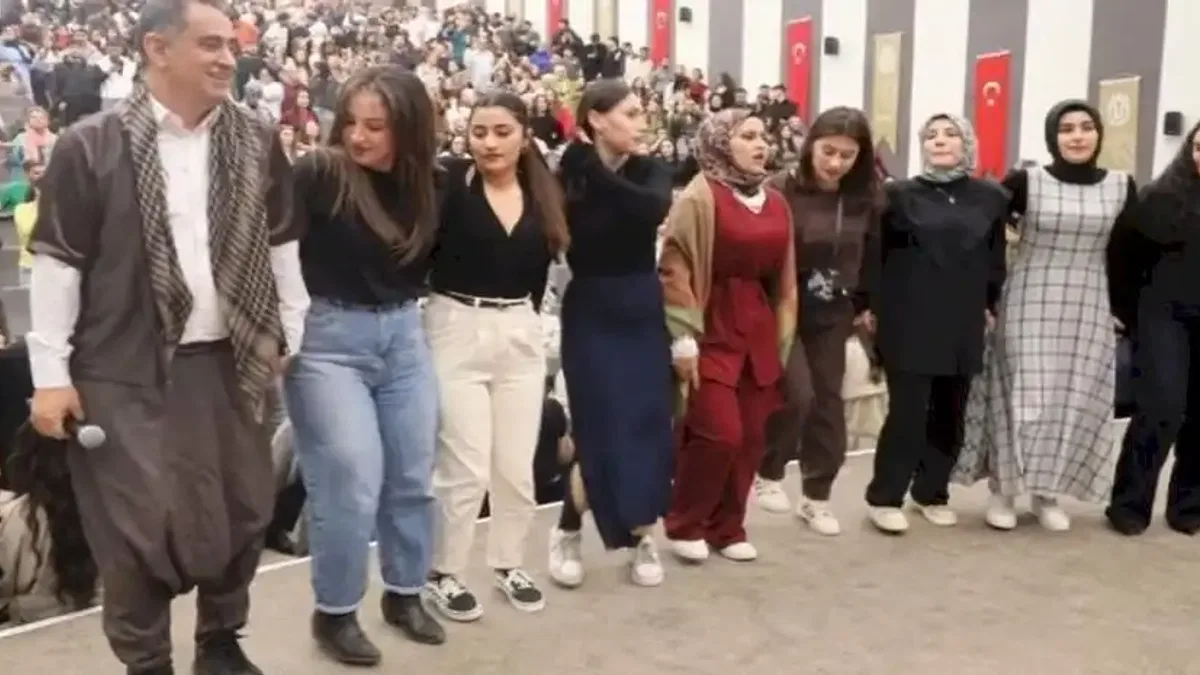 Üniversitede sıra gecesi coşkusu