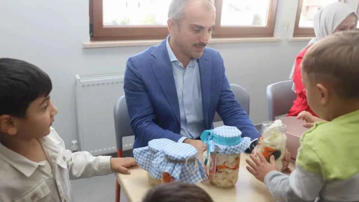 Turşuları Çayırovalı minikler kurdu