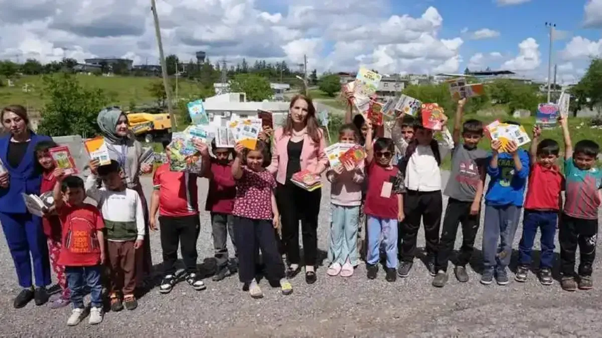 Diyarbakır'da ‘Masal Sandığı’ projesiyle kitaplar çocuklara ulaştırıldı