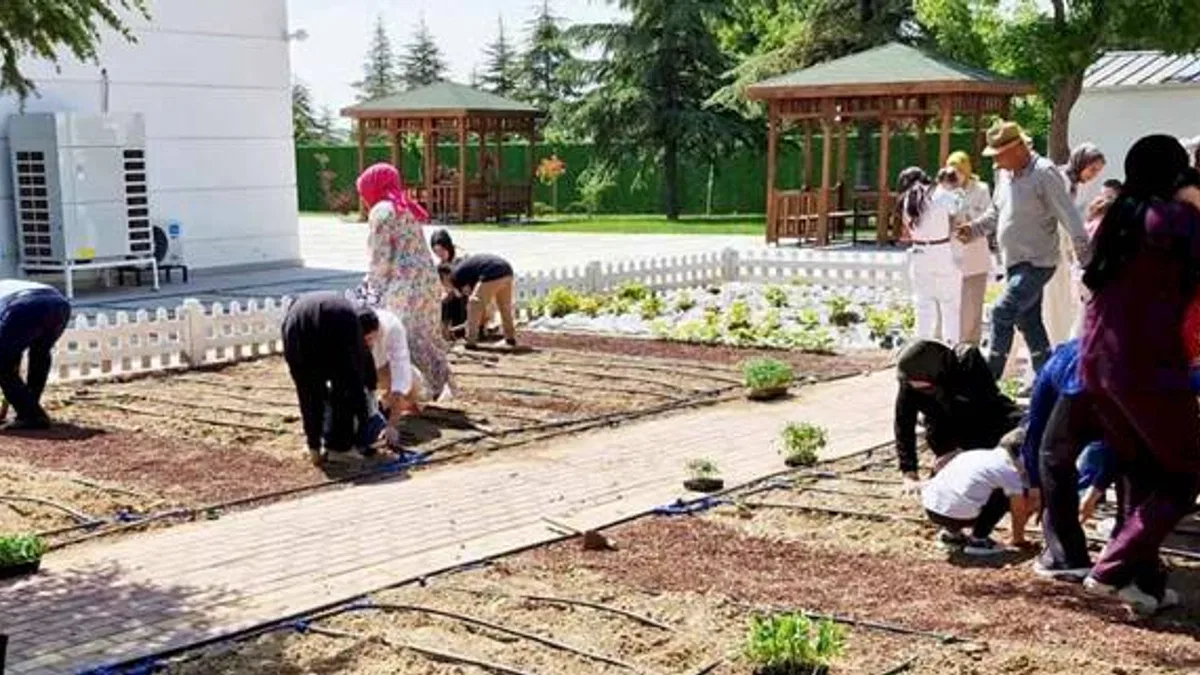 Özel çocuklar fideleri toprakla buluşturdu