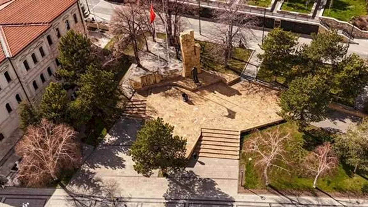 Sivas'ta Atatürk Anıtı'na çevre düzenlemesi