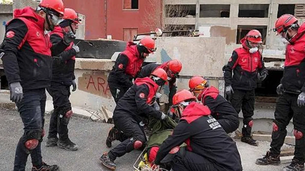 Afet Gönüllülerine Teorik ve Uygulamalı Eğitim