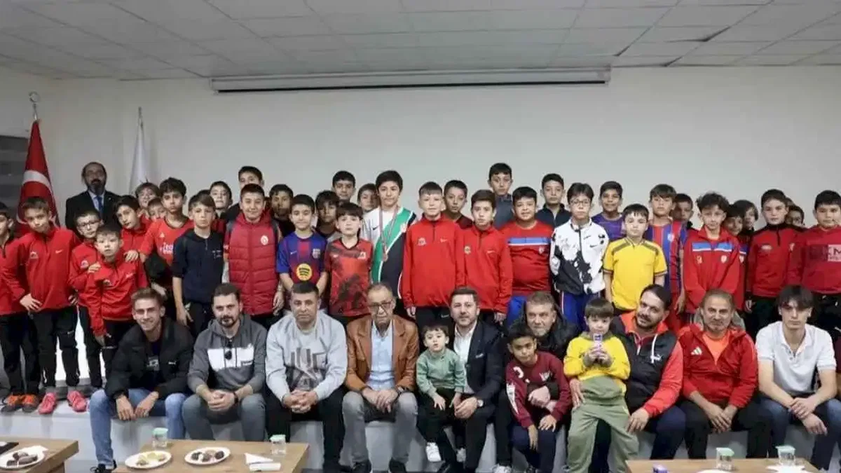 Rasim Arı'dan minik futbolculara krampon