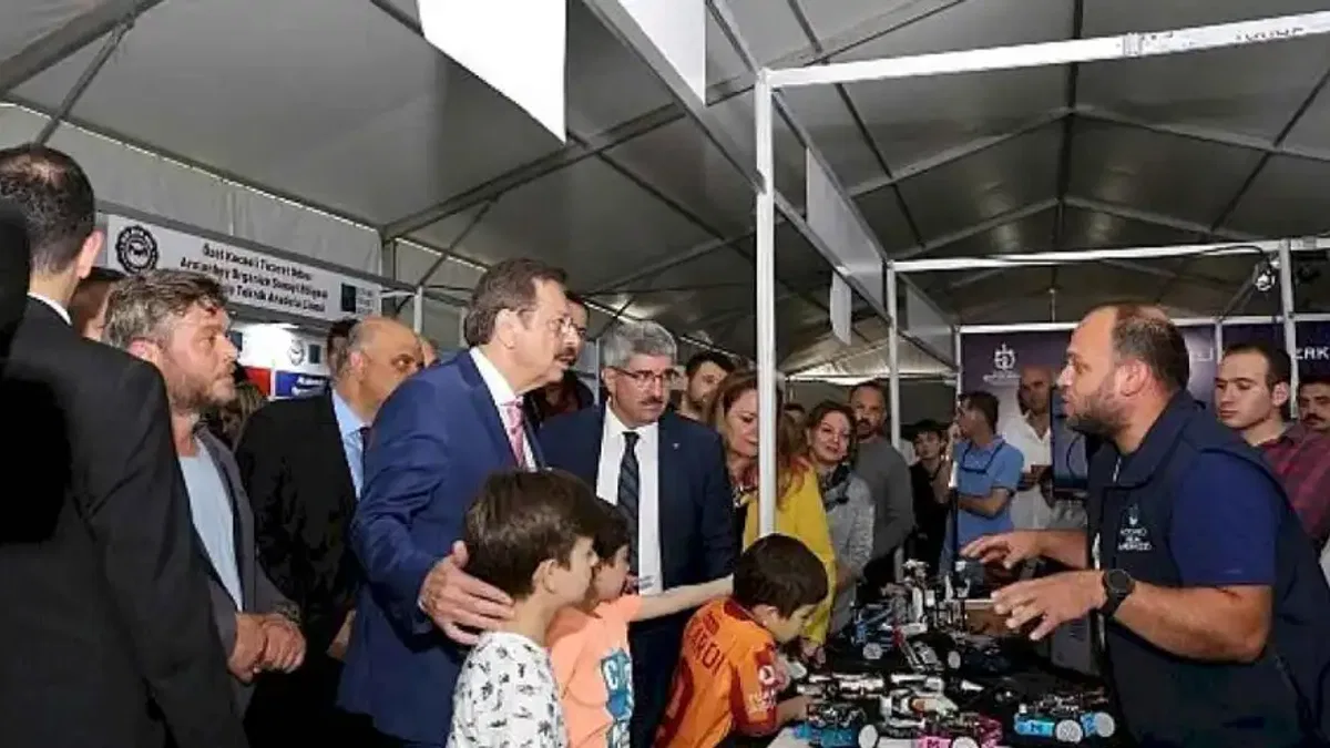 Hisarcıklıoğlu'dan Bilişim Fuarı'na tam not