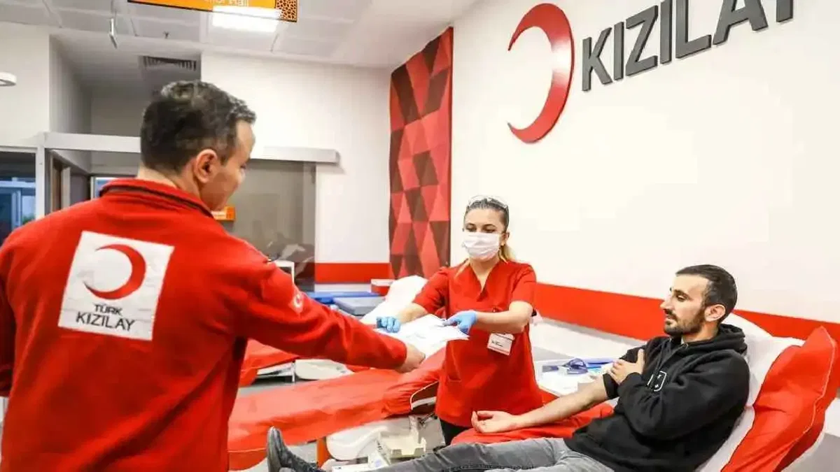 Gönüllü gençlerden örnek kan bağışı
