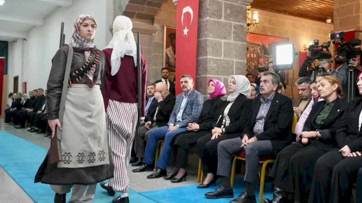 Erzurum'da 'Payidar' defile!
