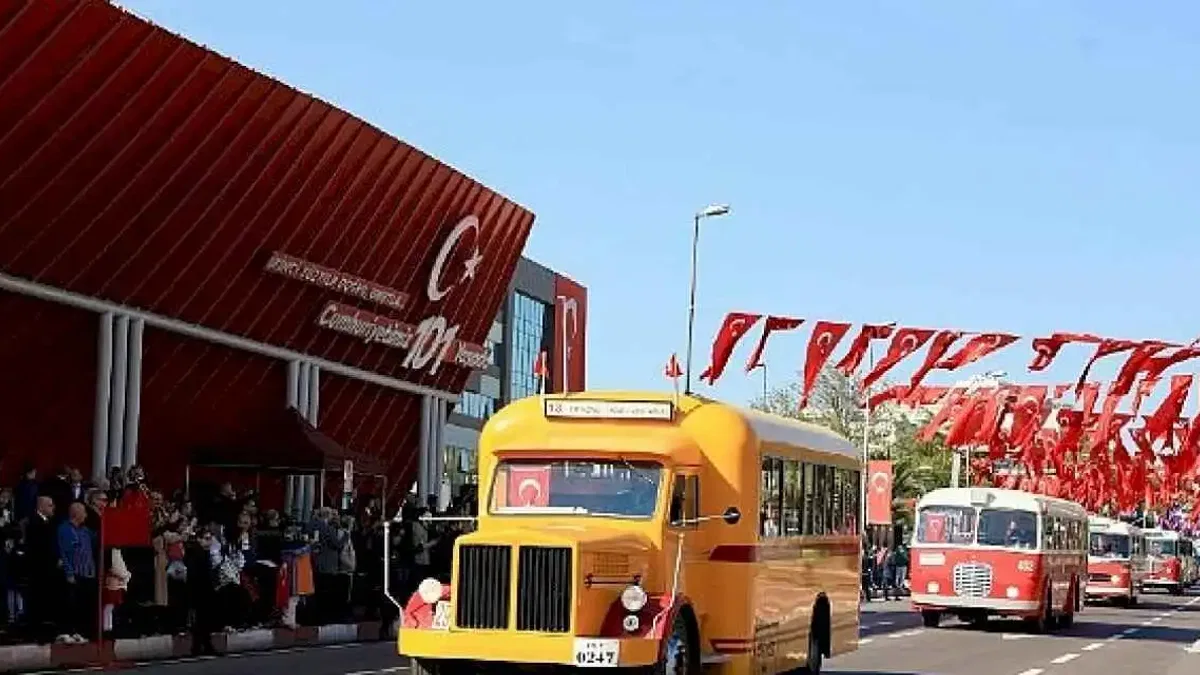 Cumhuriyetin 100. Yılına Tanık İETT Otobüslerinden Nostaljik Geçit