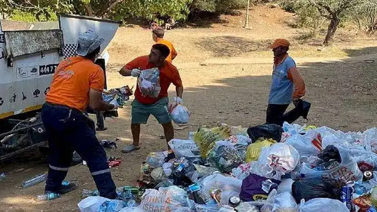 Belediye ekipleri yüzlerce torba çöp topladı