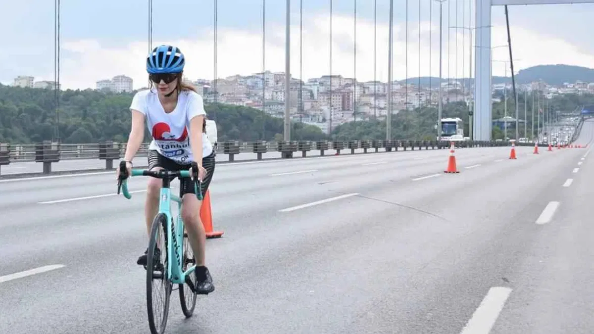 Ünlü oyuncu Avrupa'dan Asya'ya pedal çevirerek geçti