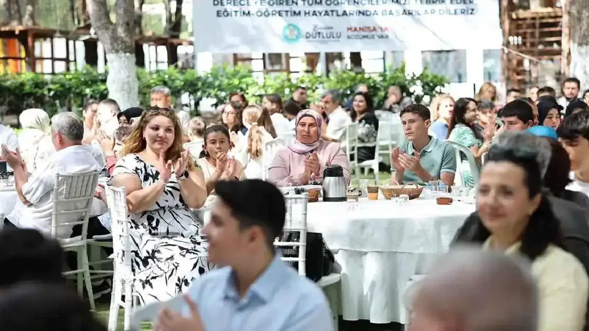 Manisa'da MABEM’li öğrenciler LGS başarılarını aileleriyle kutladı