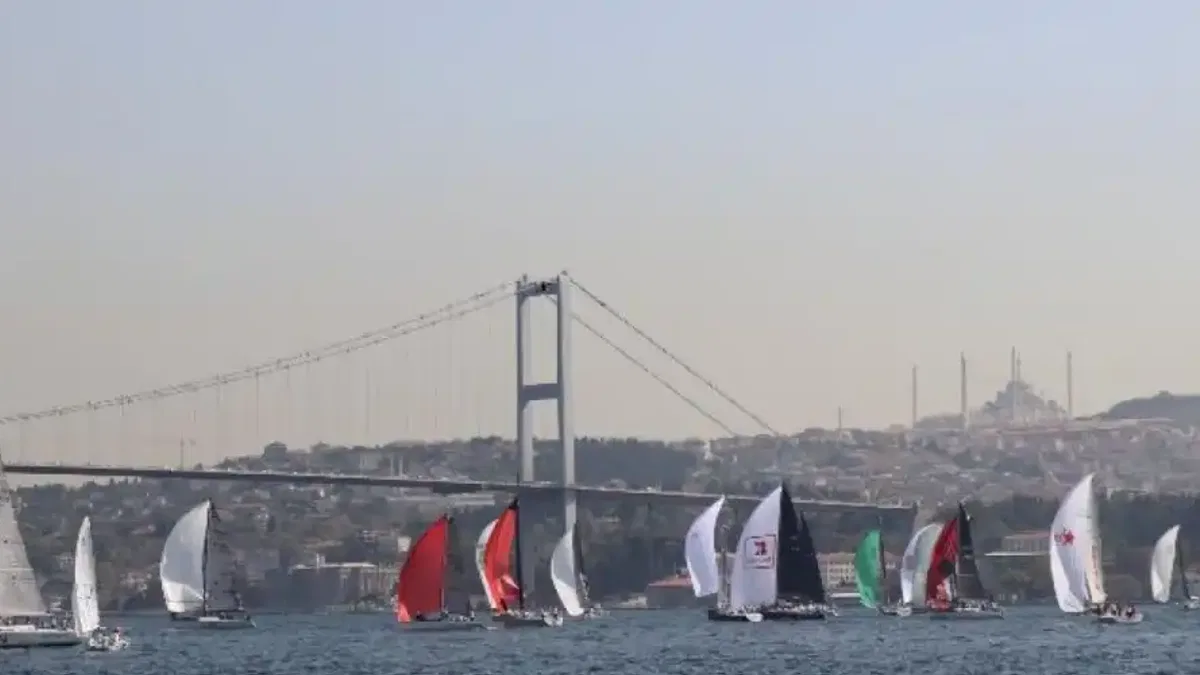 İstanbul Boğazı'nı yelkenler bastı