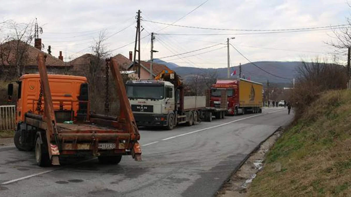 Kosova’nın kuzeyindeki en büyük barikatın kaldırılmasıyla yol trafiğe açıldı