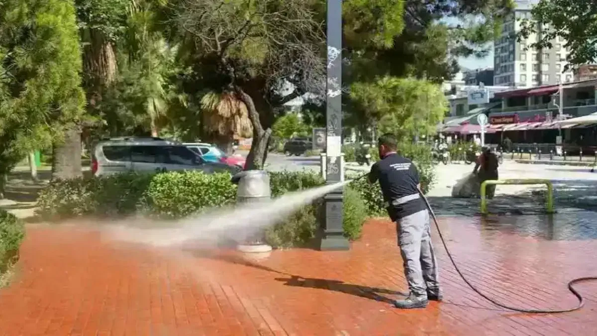Maltepe'de toplu temizlik çalışmaları sürüyor