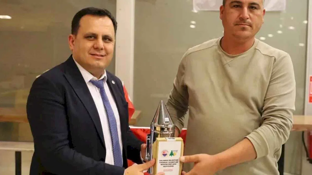 Başkan Durmuş, arıcılara körük dağıttı