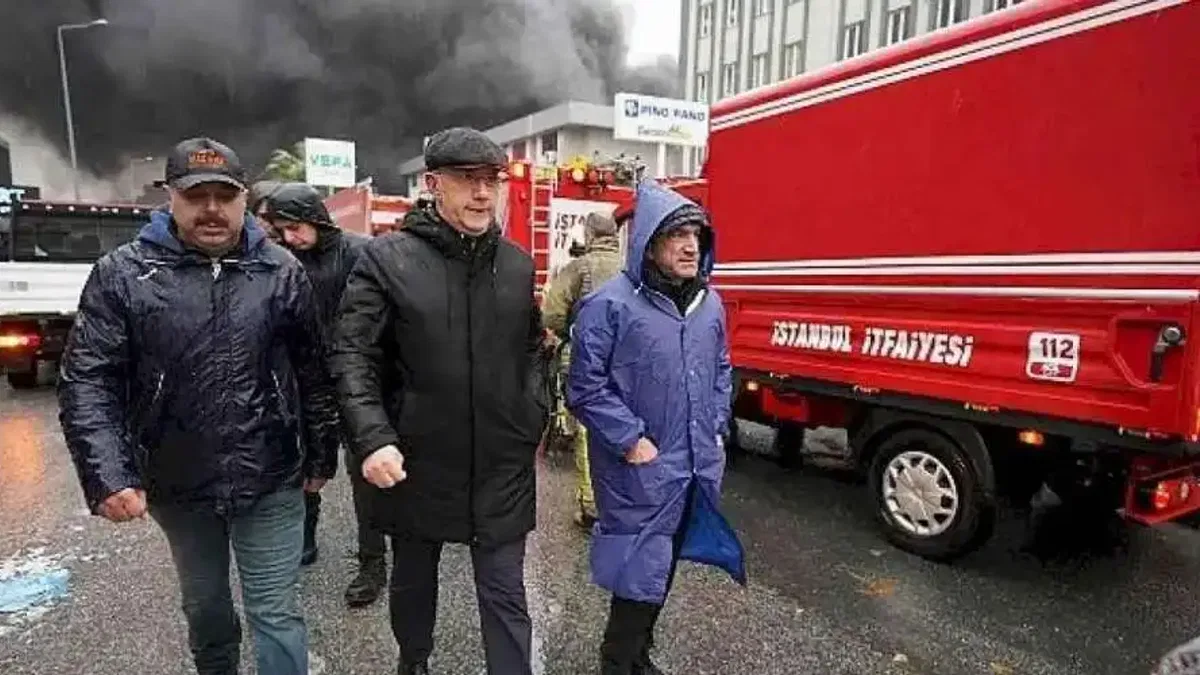 Beylikdüzü'nde fabrika yangını Başkan Çalık Can kaybının bulunmaması en büyük tesellimiz