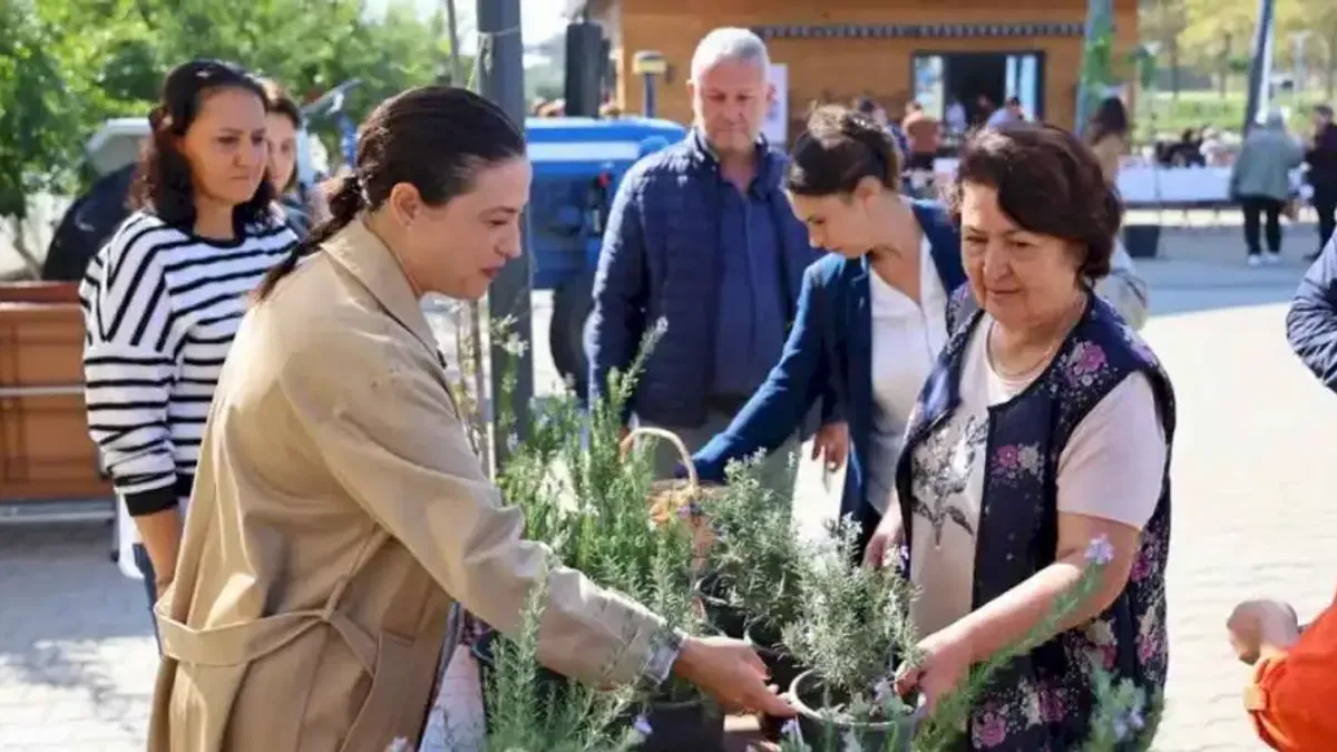 Başkan Sengel, kadın üreticilerle Efes Tarlası’nda buluştu