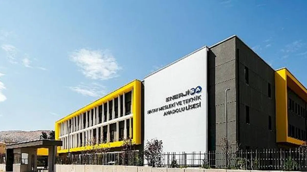 Güler Sabancı, Hatay'da İlk Ders Zilinde de Öğrencilerin Yanındaydı