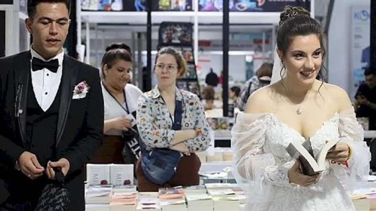 13. Kocaeli Kitap Fuarı'nda Gelin Damat Sürprizi