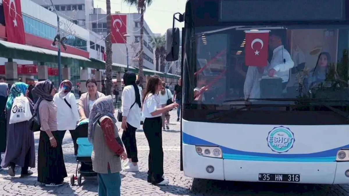 İzmir'de ESHOT sergisi yenilenen tasarımıyla ilgi gördü