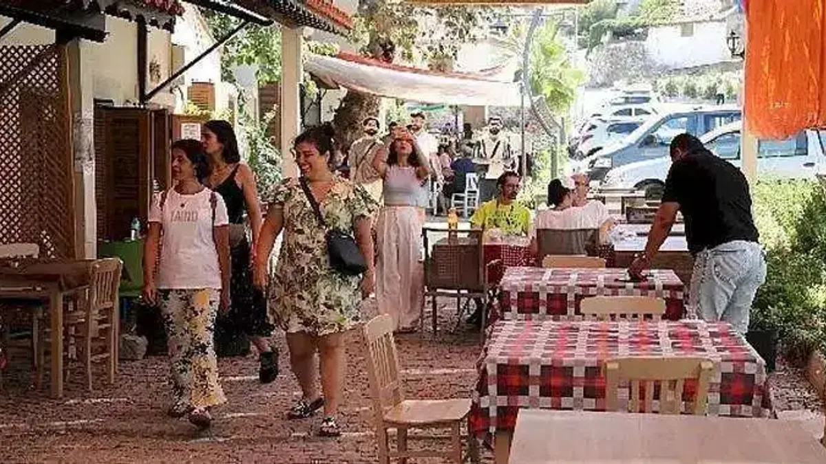 Yurt Dışından Gelen Gençler Narlıdere'de Tarihi Keşfe Çıktı