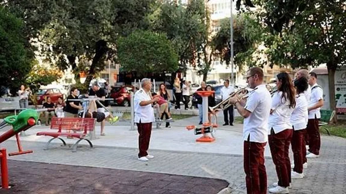 Karşıyaka Belediye Bandosu'ndan coşku dolu sokak konserleri