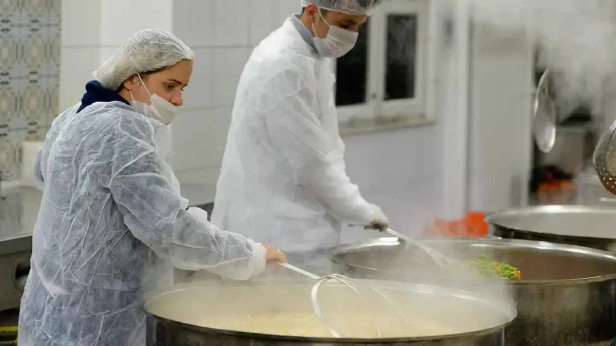 Antalya Muratpaşa her gün 3 çeşit yemekle içleri ısıtıyor