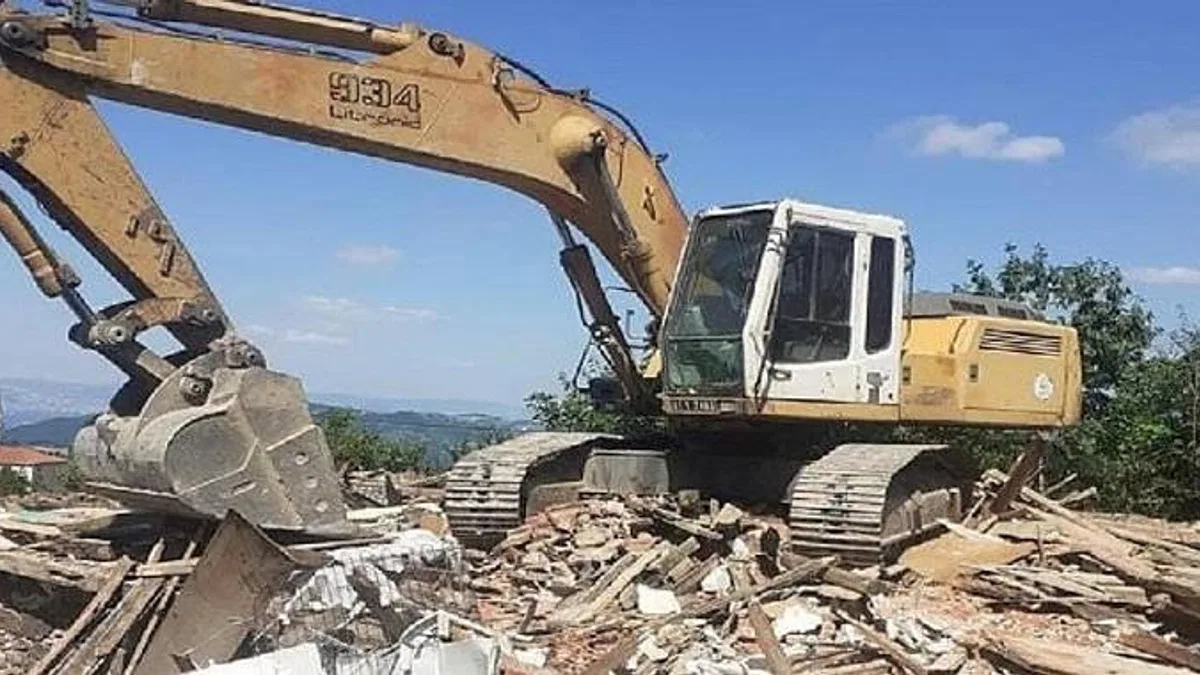 Gölcük'te metruk ve orta hasarlı bina yıkımları sürüyor