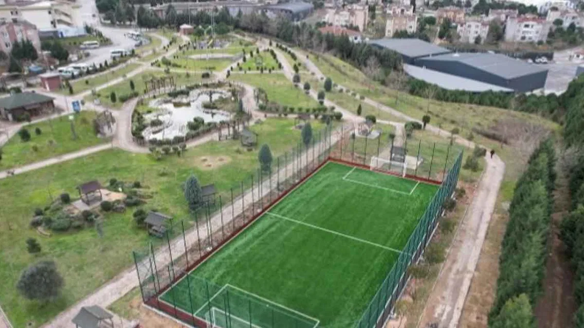 Çayırova'da spor altyapısı halı sahalarla güçleniyor
