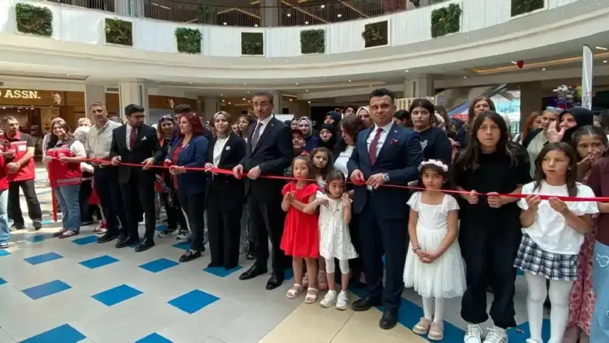Erzurum'da koruyucu aile farkındalık sergisi yoğun ilgi gördü