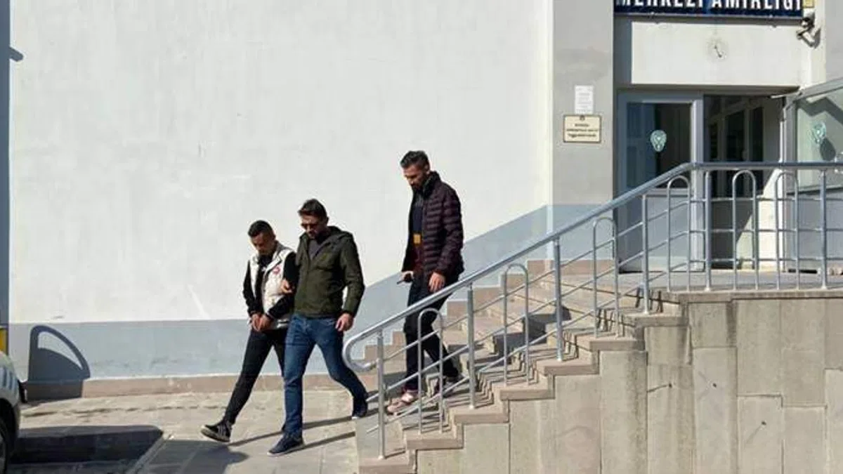 Konya'da iki zanlı izinsiz kaldıkları gurbetçinin evinden hırsızlık yaptıkları iddiasıyla tutuklandı