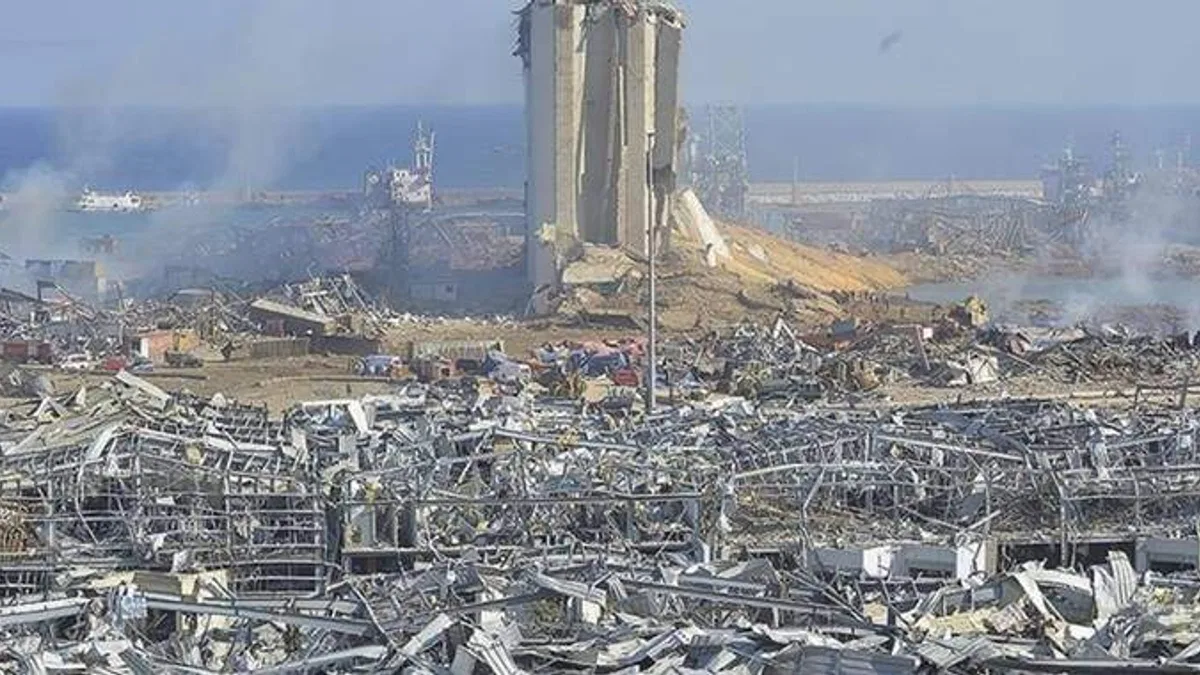 Lübnan'da 2 yıl önceki liman patlamasının enkazından alevler yükseldi