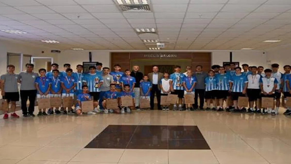 Selçuklulu şampiyon hokeycilerden Başkan Pekyatırmacı'ya ziyaret